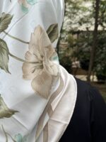 روسری ابریشم ژاکارد طرح پیونی آبی روشن - تصویر 3